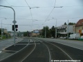 Tramvajová trať tvořená žlábkovými kolejnicemi NT1 se levým obloukem dostává do středu vozovky Plzeňské ulice a napřimuje se