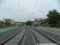 Tramvajová trať tvořená kolejnicemi S49 pokračuje v táhlém levém oblouku v otevřeném svršku k zastávce Hlušičkova