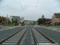 Tramvajová trať tvořená kolejnicemi S49 pokračuje v táhlém levém oblouku v otevřeném svršku k zastávce Hlušičkova