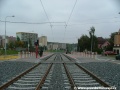 Přímý úsek tramvajové tratě v klesání před zastávkou Hlušičkova v němž je zřízen přechod pro chodce
