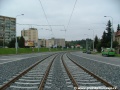 Klesání tramvajové tratě tvořené kolejnicemi S49 v táhlém pravém oblouku ve středu Plzeňské ulice