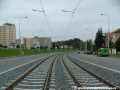 Klesání tramvajové tratě tvořené kolejnicemi S49 v táhlém pravém oblouku ve středu Plzeňské ulice