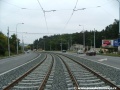 Klesání tramvajové tratě k zastávce Krematorium Motol v táhlém levém oblouku