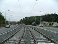 Klesání tramvajové tratě k zastávce Krematorium Motol v táhlém levém oblouku