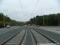 Klesání tramvajové tratě k zastávce Krematorium Motol v táhlém levém oblouku