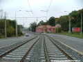 Tramvajová trať v klesání přechází z pravého do levého oblouku