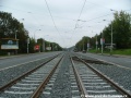 Tramvajová trať tvořená žlábkovými kolejnice v prostoru výjezdového trojúhelníku vozovny Motol