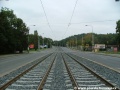 Tramvajová trať klesá v přímém úseku tvořeném bezžlábkovými kolejnicemi až ke křižovatce s odbočkou Zahradníčkovy ulice