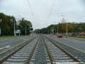 Tramvajová trať v otevřeném svršku pokračuje v přímém úseku