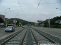 Tramvajová trať klesá v otevřeném svršku od zastávky Poštovka ve středu Plzeňské ulice