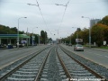 V otevřeném svršku se tramvajová trať stáčí táhlým pravým obloukem