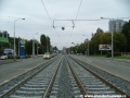 Tramvajová trať v otevřeném svršku ve středu Plzeňské ulice tvořeném bezžlábkovými kolejnicemi se napřimuje