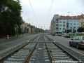 Tramvajová trať klesá k zastávkám Kavalírka, na náměstíčku po pravé straně bývala smyčka Zámečnice.