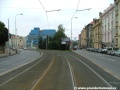 Levý oblouk jímž trať opouští střed vozovky Plzeňské ulice a přiblíží se k pravé straně vozovky.