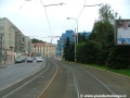 Levý oblouk jímž trať opouští střed vozovky Plzeňské ulice a přiblíží se k pravé straně vozovky.