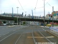 V pravém oblouku tramvajová trať překračuje křižovatku s Mozartovou ulicí do středu vozovky na zvýšené těleso.