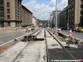 Vznikající úsek prodloužení tramvajové tratě ve středu Podbabské ulice na betonové desce. | 7.6.2011