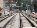 Vznikající úsek prodloužení tramvajové tratě ve středu Podbabské ulice na betonové desce. | 7.6.2011