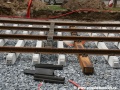 Kolejové odvodňovače budou napojené na kanalizaci, v místě jejích vyústění jsou umístěny dřevěné pražce s nimiž se dá snáze manipulovat, zkracovat atp. | 15.7.2011