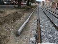 To, že úsek tratě od Zelené ulice po novou smyčku Podbaba není pouhou rekonstrukcí, ale novostavbou poznáte snadno. Tam, kde v rekonstruovaném úseku stačí betonové obrubníčky, zde nalezneme kvalitní výrobky ze žuly. | 24.7.2011