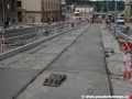 Betonová plocha tvořící kryt kolejiště v prostoru zastávek Podbaba. | 24.7.2011