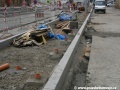 V ostrůvku výstupní zastávky Podbaba jsou již patrné základy pro zábradlí. | 24.7.2011