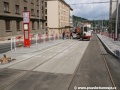 Protože zastávku Podbaba do centra budou využívat i autobusy, kryt vozovky zde tvoří betonová deska. | 13.8.2011