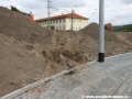 Stavební mechanismy se pokoušejí o poškození obrubníků, při navážení zeminy. | 13.8.2011