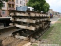Vytěžená kolejová pole v prostoru dočasné deponie v místě rušené předjízdné koleje Podbaba. | 17.5.2011