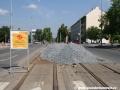 Štěrk využívaný pro zřízení nového spodku tramvajové tratě odložený u Vítězného náměstí v prostoru snesených velkoplošných panelů BKV.  | 22.5.2011