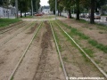 Bohužel stavbaři se někdy chovají jak tupci a tak musí s autem vyzkoušet nosnost zeminy a trávník u zastávky Lotyšská hned v zárodku poškodit. | 13.8.2011