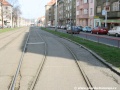 Po odbočení ve výhybce se předjízdná kolej Podbaba s využitím levého oblouku stala souběžnou s tramvajovou tratí.