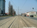 Tramvajová trať se v přímém úseku přibližuje k zastávkám Nademlejnská, ještě před nimi je zřízen světelně řízený přechod pro chodce.
