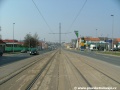 Tramvajová trať v přímém úseku ve středu Poděbradské ulice klesá k zastávkám Podkovářská.