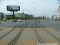 Přes křižovatku s ulicemi K Žižkovu a Freyova přechází tramvajová trať v pravém oblouku, krytá pryžovými přejezdovými panely - kolej z centra je v podobě rozjezdové kolejové splítky do smyčky Harfa.
