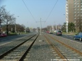 V přímém úseku tramvajová trať pozvolna klesá k zastávkám Hloubětín.