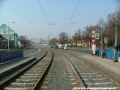 V prostoru zastávek Hloubětín se tramvajová trať stáčí levým obloukem, za zastávkami se však opět napřímí a mezi kolejemi se znovu objeví sloupy trolejového vedení.