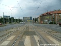 Za zastávkou Kbelská pokračuje tramvajová trať dalších cca 30 metrů na vlastním tělese do prostoru mamutí křižovatky s Kbelskou ulicí.