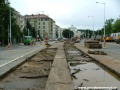 U smyčky Podolská vodárna se stavební stroje již zakously do obou traťových kolejí