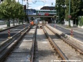 S využitím původní betonové desky u Výtoně se koleje umísťují do správné polohy s pomocí tzv. plastbetonových hrobečků, které slouží ke směrové a výškové stabilizaci tratě. | 23.7.2011