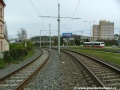 Tramvajová trať na samostatném v klopených levých obloucích míří k zastávce Pobřežní cesta.