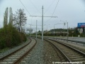 Tramvajová trať na samostatném v klopených levých obloucích míří k zastávce Pobřežní cesta.