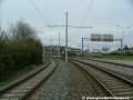 Tramvajová trať na samostatném v klopených levých obloucích míří k zastávce Pobřežní cesta.