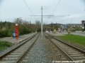 Tramvajová trať se po napřímení blíží k zastávkám Pobřežní cesta.