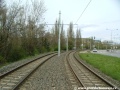 Tramvajová trať vedená v pravém oblouku míří k Barrandovskému mostu.