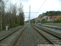 Koleje tramvajové tratě se před zastávkami Přístaviště začnou stáčet v levém oblouku.