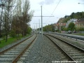 Tramvajová trať v levém oblouku pokračuje v otevřeném svršku k zastávkám Přístaviště.