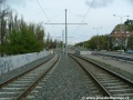 Tramvajová trať v levém oblouku pokračuje v otevřeném svršku k zastávkám Přístaviště.