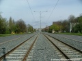 V přímém úseku ve středu Modřanské ulice pokračuje tramvajová trať okolo branické měnírny.