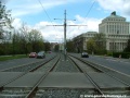 Před zastávkou Kublov z centra (z našeho pohledu tedy za touto zastávkou), je zřízeno místo pro přechází přes tramvajovou trať pro pěší.